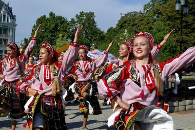 Néptáncosok Nyíregyháza belvárosában-stock-foto