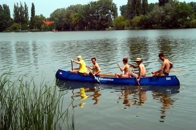 Ráckeve, vizitúrázók a Dunán-stock-foto