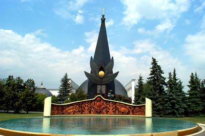 Százhalombatta, a Csodaszarvas kút és a Szent István templom-stock-foto