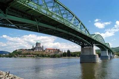 Esztergom, a Mária Valéria híd és a Bazilika-stock-foto