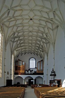 Nyírbátori református templom és harangláb-stock-foto