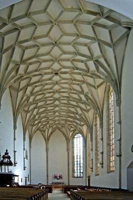 Nyírbátori református templom és harangláb-stock-foto