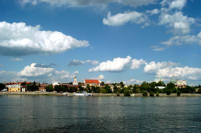 Vác látképe a Dunával-stock-foto