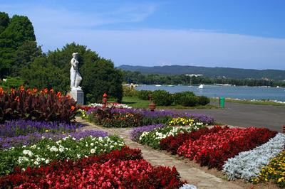 A keszthelyi móló előtti park-stock-foto