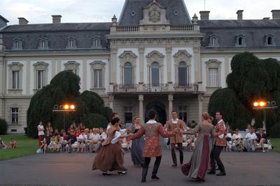 Táncos rendezvény a keszthelyi Festetics-kastélyban-stock-photo