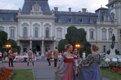 Táncos rendezvény a keszthelyi Festetics-kastélyban-stock-photo
