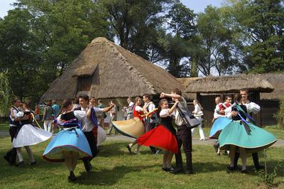 Néptáncosok a zalaegerszegi falumúzeumban-stock-foto
