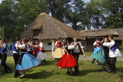 Néptáncosok a zalaegerszegi falumúzeumban-stock-foto