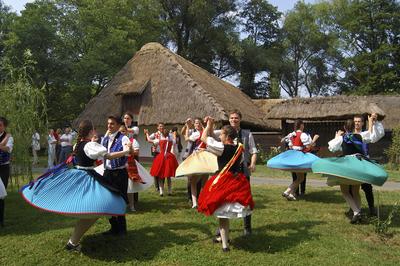 Néptáncosok a zalaegerszegi falumúzeumban-stock-foto