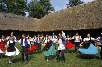 Néptáncosok a zalaegerszegi falumúzeumban-stock-foto