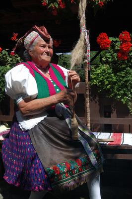 Hollókői népviselet-stock-foto