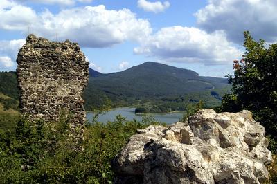 Pásztó, a Hasznosi vár és a víztározó-stock-foto