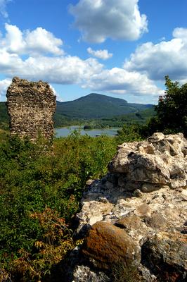 Pásztó, a Hasznosi vár és a víztározó-stock-foto
