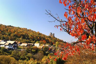 Hollókő, az Ófalu védett falurész ősszel-stock-foto