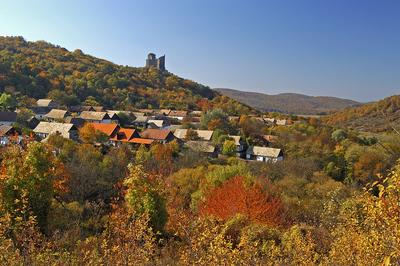 Hollókő, az Ófalu védett falurész ősszel-stock-foto
