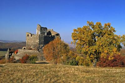 A Hollókői vár ősszel-stock-foto