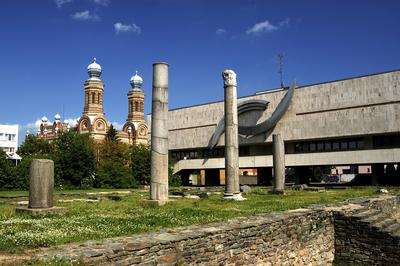 Szombathely, Iseum, háttérben a Zsinagóga-stock-foto
