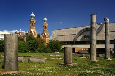 Szombathely, Iseum, háttérben a Zsinagóga-stock-foto