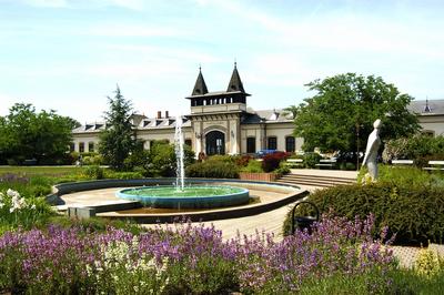 Siófok, a vasútállomás és a Millennium park-stock-foto
