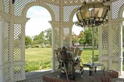 Siófok, Kálmán Imre szobra a Zenepavilonban-stock-foto