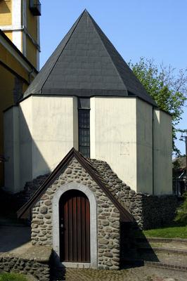 Pásztó, a Plébániatemplom temetőkápolnája-stock-foto