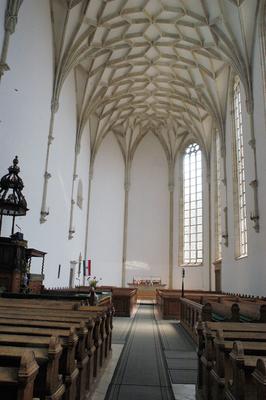 Nyírbátori református templom és harangláb-stock-foto