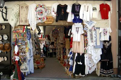 Népművészeti bolt Szentendre belvárosában-stock-foto