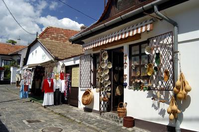 Boltok Szentendre belvárosában-stock-foto