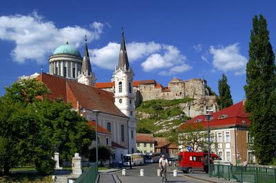 Esztergom, vízivárosi látkép a várral és a bazilikával-stock-foto