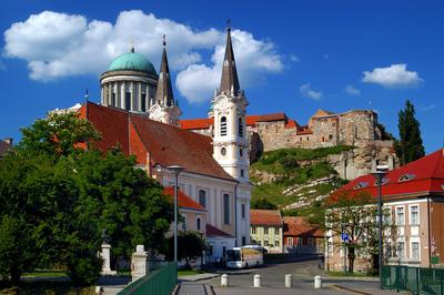 Esztergom, vízivárosi látkép a várral és a bazilikával-stock-foto