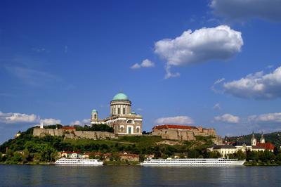 Az Esztergomi bazilika és a vár látképe a Dunával-stock-foto
