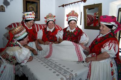 Kazár, palóc népviseletbe öltözött asszonyok-stock-foto