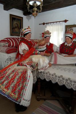 Kazár, palóc népviseletbe öltözött asszonyok-stock-foto