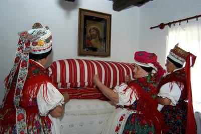 Kazár, palóc népviseletbe öltözött asszonyok-stock-foto