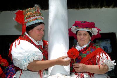 Kazár, palóc népviseletbe öltözött asszonyok-stock-foto