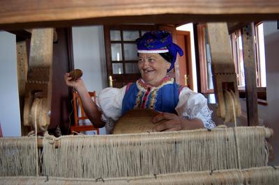 Kazár, szövőszék a Hagyományőrző Galériában-stock-foto