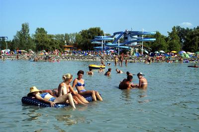 Strandolók a balatonlellei szabadstrandon-stock-foto