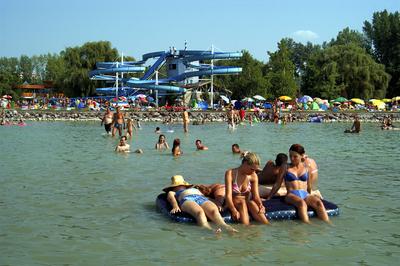 Strandolók a balatonlellei szabadstrandon-stock-foto