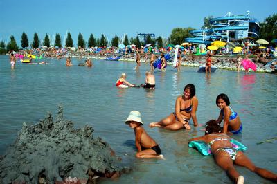 Strandolók a balatonlellei szabadstrandon-stock-foto