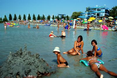 Strandolók a balatonlellei szabadstrandon-stock-photo