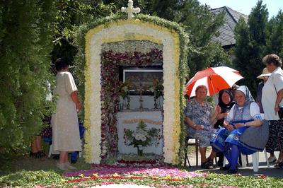 Virágszőnyeges úrnapi körmenet Csömörön-stock-foto
