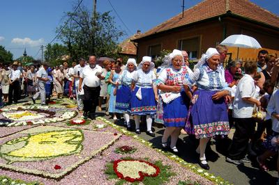 Virágszőnyeges úrnapi körmenet Csömörön-stock-foto