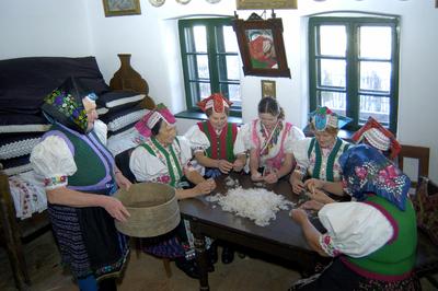 Rimóc, tollfosztás a Falumúzeumban-stock-foto