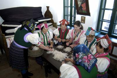 Rimóc, tollfosztás a Falumúzeumban-stock-foto