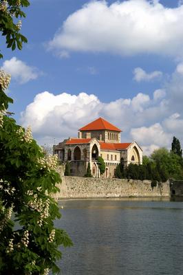 A Tatai vár az Öreg-tó partján-stock-foto