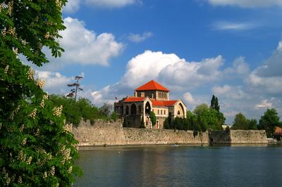 A Tatai vár az Öreg-tó partján-stock-foto
