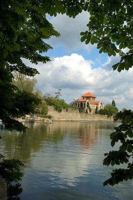 A Tatai vár az Öreg-tó partján-stock-foto