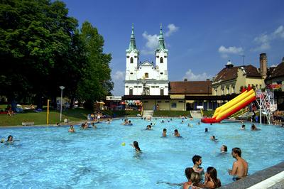 Váci Strandfürdő és Uszoda-stock-foto