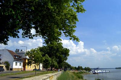 Vác, a Dunapart és a kompkikötő-stock-foto