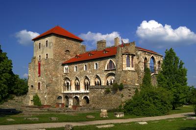 A Tatai vár az Öreg-tó partján-stock-foto